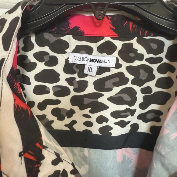 Fashion Nova Men Black/Pink Graphic  Shirt SZ XL - Picture 4 of 9